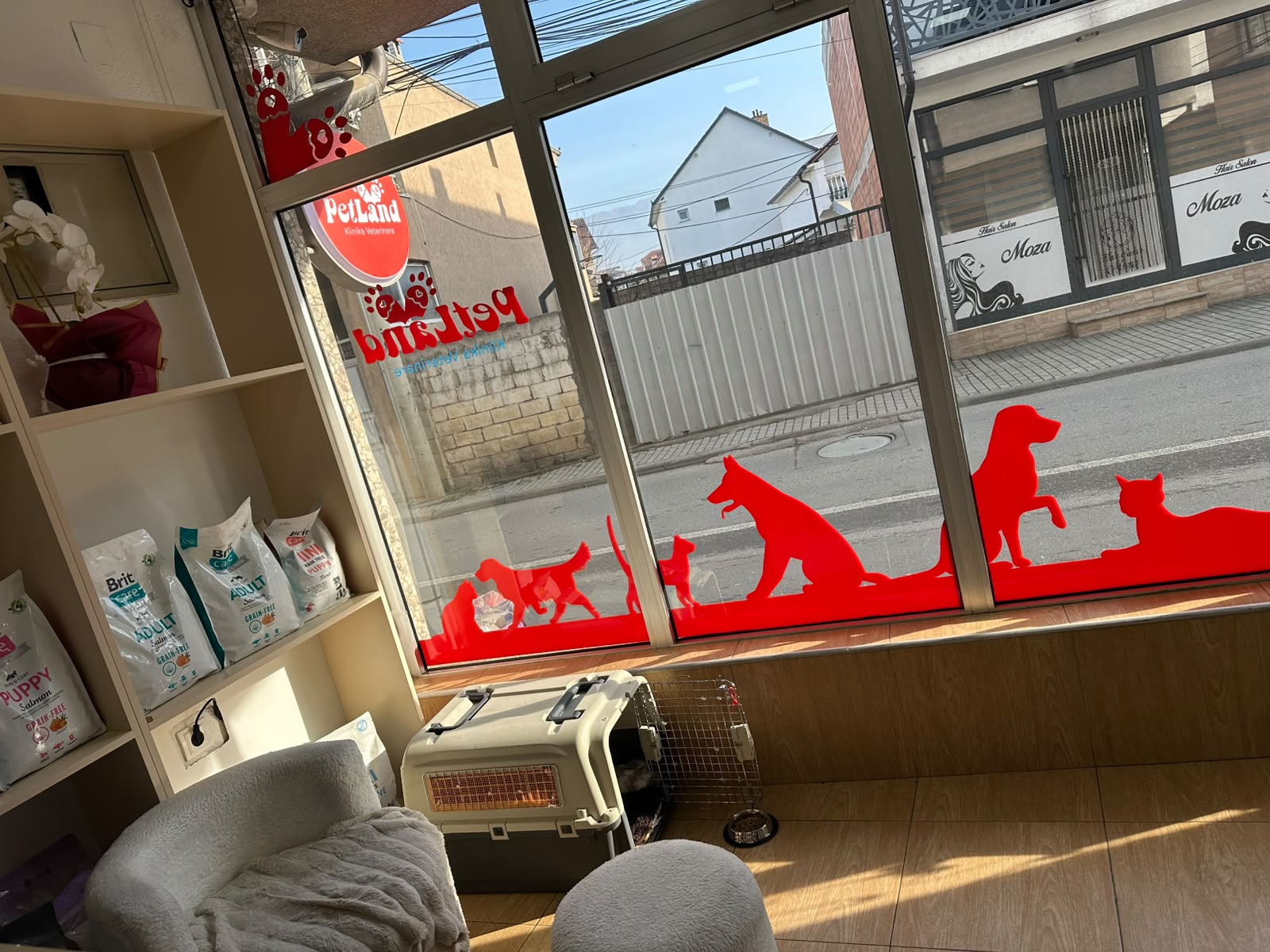 Dyqani PetLand në Prizren me logo dhe ushqime për kafshë